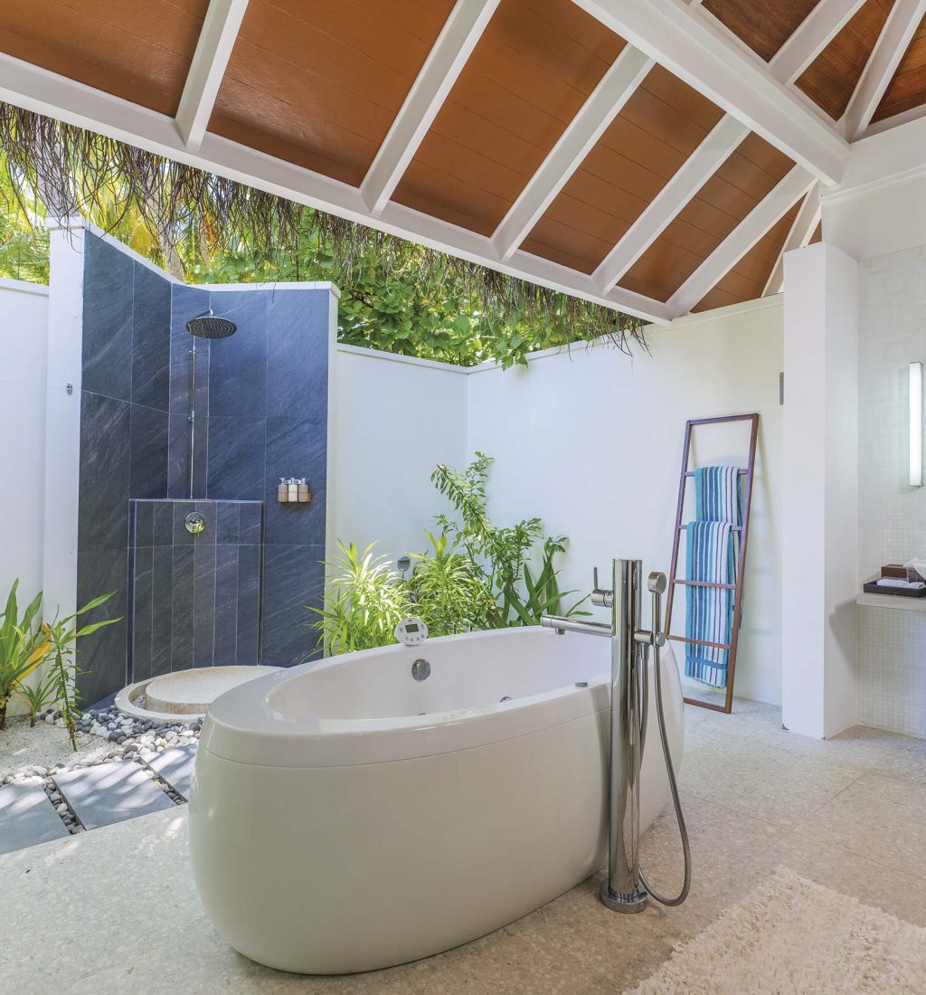 Beach-villa-kandolhu-badevaerelse-udendørs