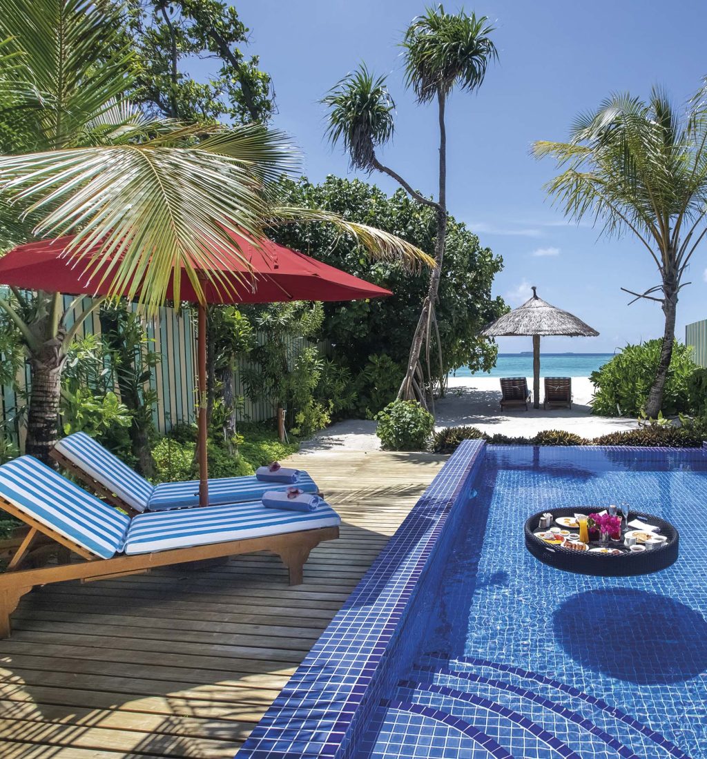 Pool-strandvilla-solstole-breakfast-morgenmad-Deluxe-Beach-Pool-Villa-Reethi-Faru