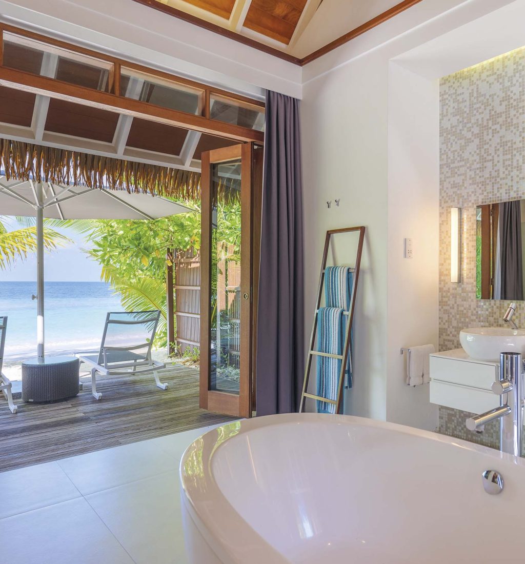 Pool-villa-kandolhu-strand-badekar-udsigt-vand