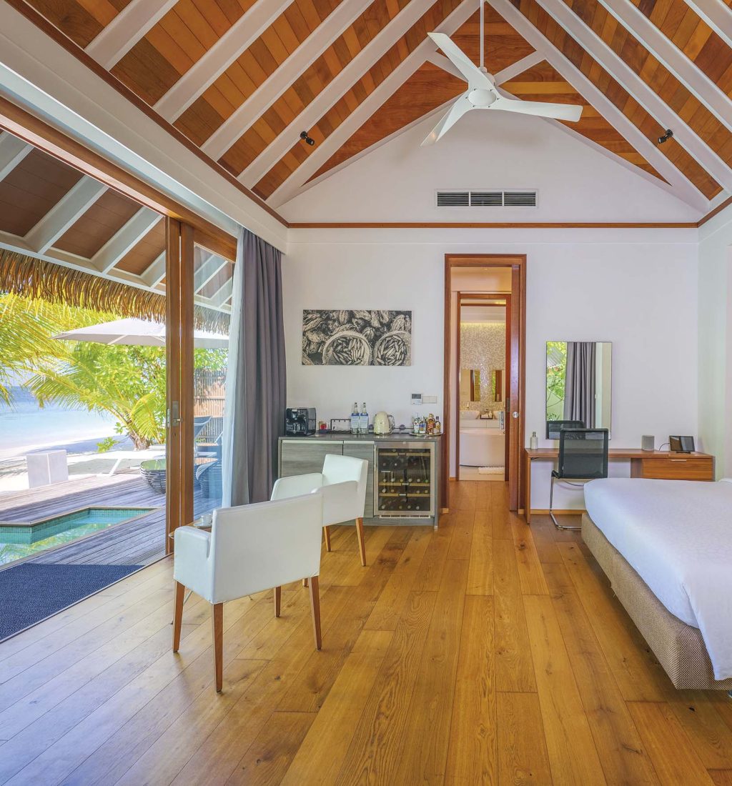 Pool-villa-kandolhu-vaerelse-udsigt