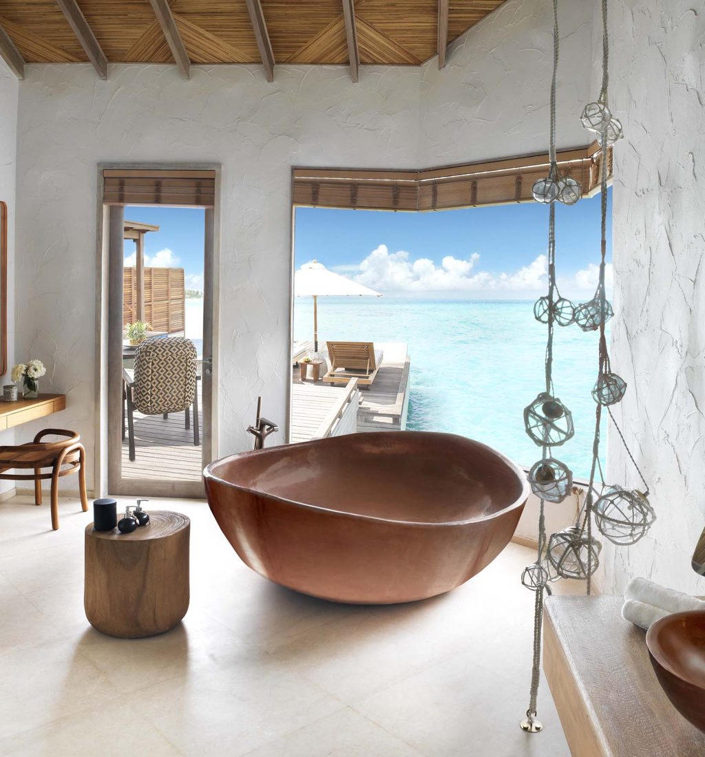 badekar-i-kobber-fritstaaende-Sengen-i-Sunset-Grand-Water-Villa-pool-sirru-fen-fushi-maldiverne